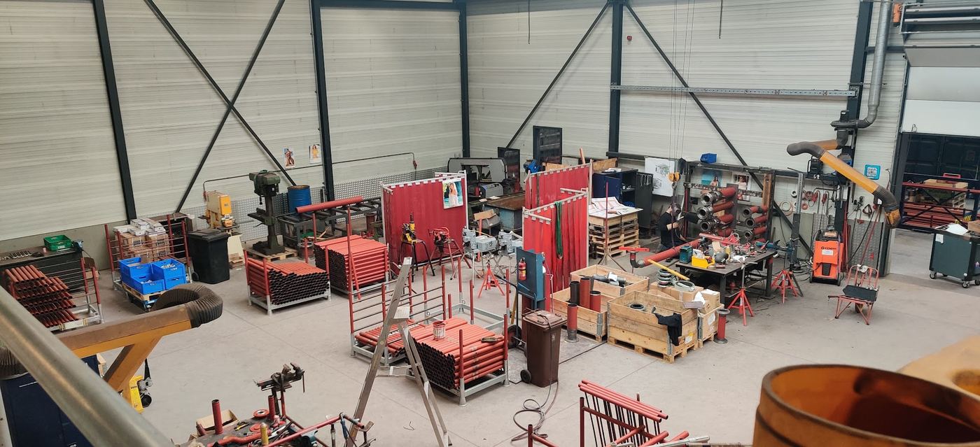Werkplaats RGL Exploitatie met leidingwerk en materialen — Berkel-Enschot